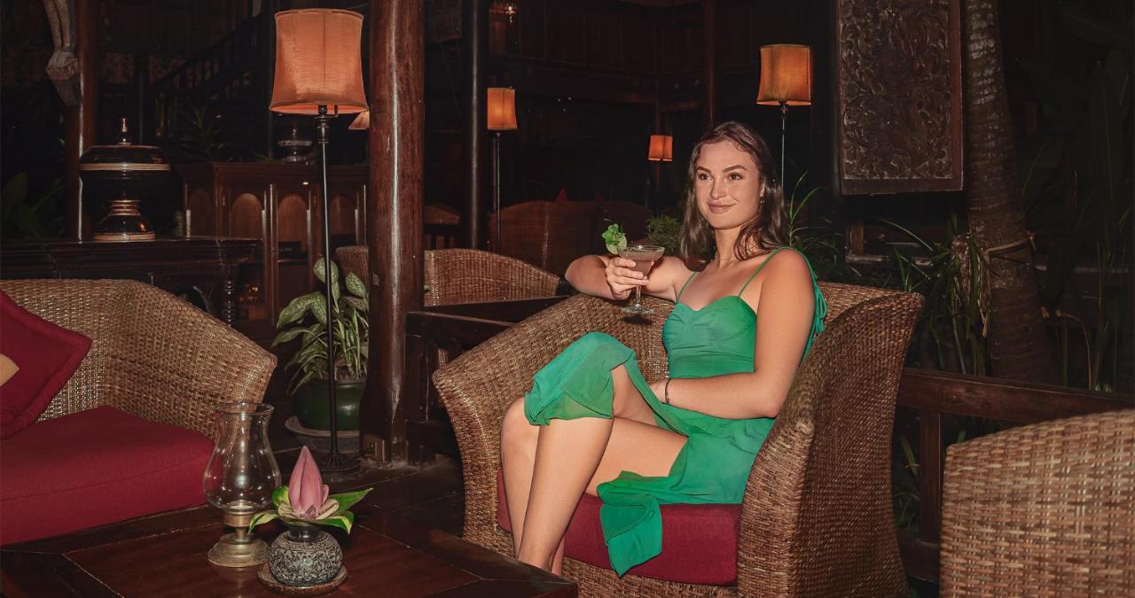 Angkor Village Hotel Siem Reap Eksteriør billede A woman in a green dress