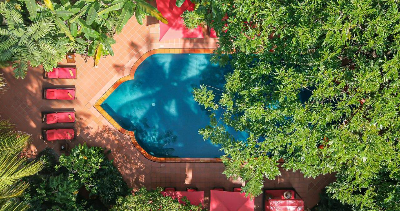 Angkor Village Hotel Siem Reap Eksteriør billede The pool at the Hotel de Ville