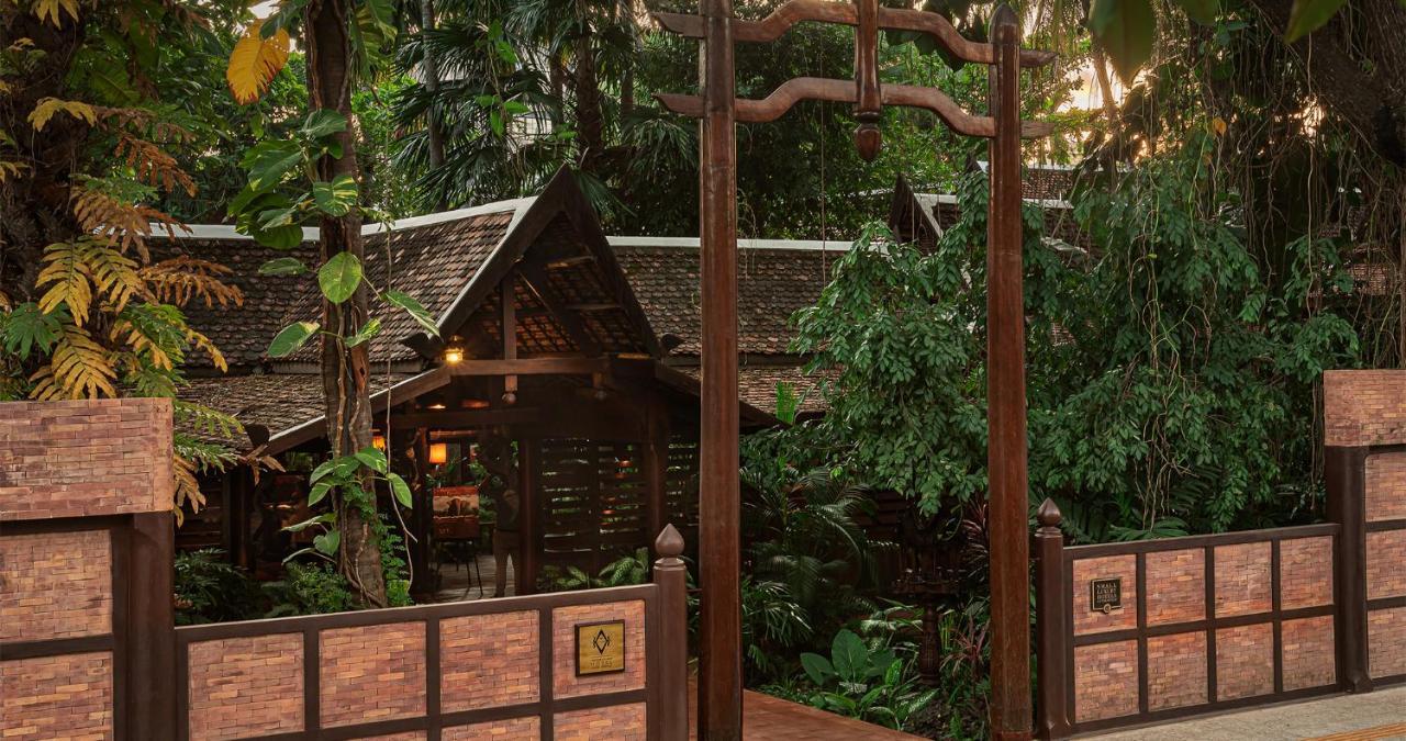 Angkor Village Hotel Siem Reap Eksteriør billede Entrance to a traditional Thai house
